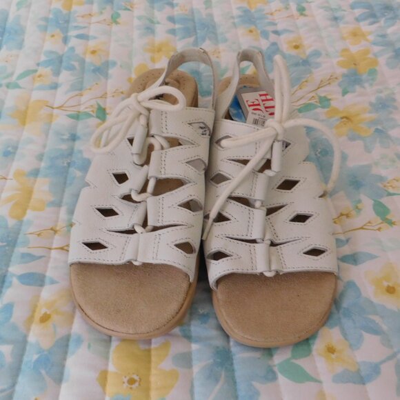 Cobbie Cuddlers White Sandals Size 8 Wide Leather Adjustable Comfort - Picture 6 of 8